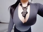 正妹搖晃的雪白奶子