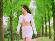 韓國妹子Jena在樹林小路旁享受露美鮑魚樂趣