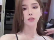 妹子很享受翹起雙腿揉穴第一視角手淫