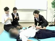 日本空中小姐展示正確的心肺復蘇術